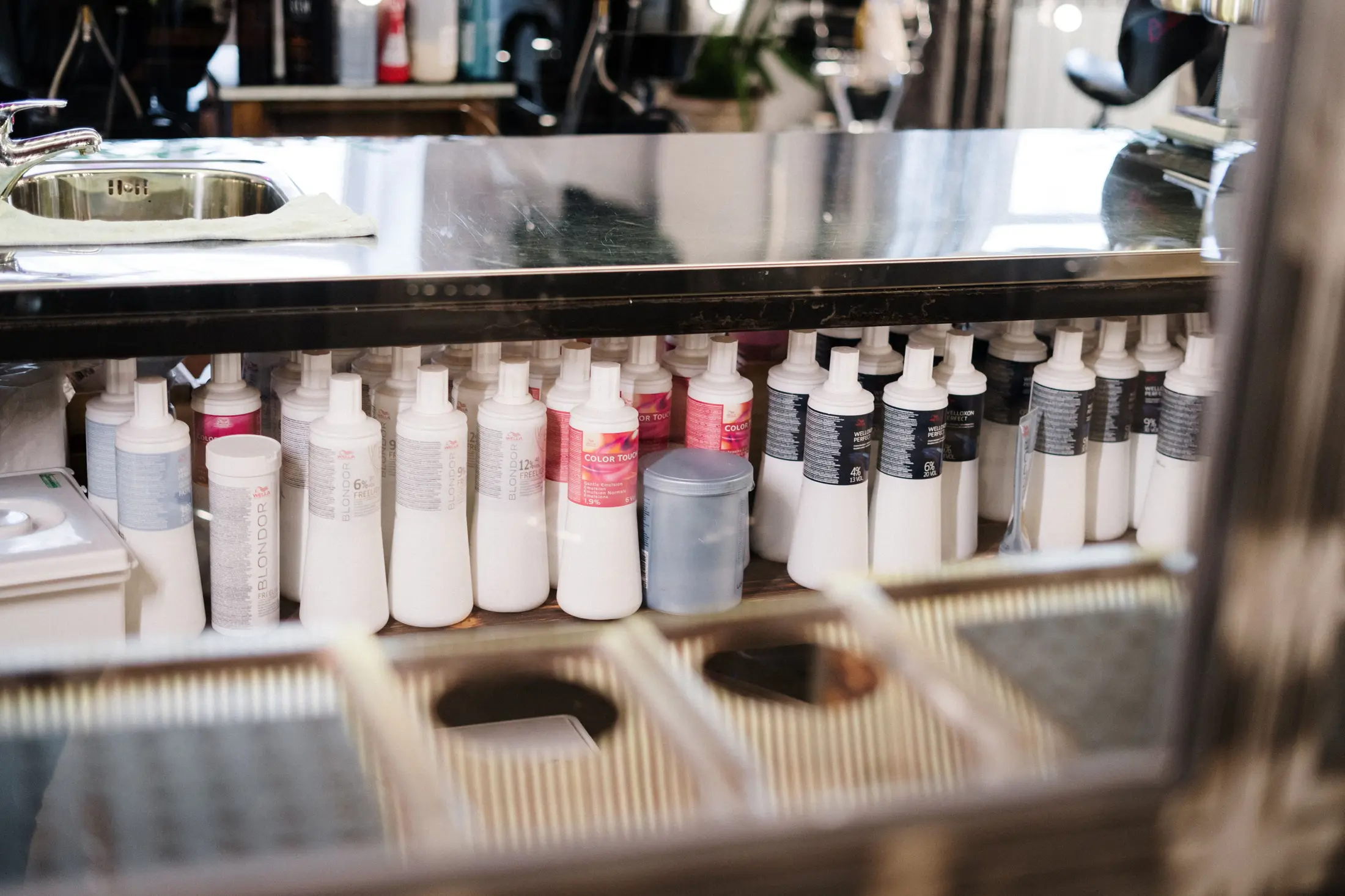 Puesto de trabajo de una peluquería con productos profesionales